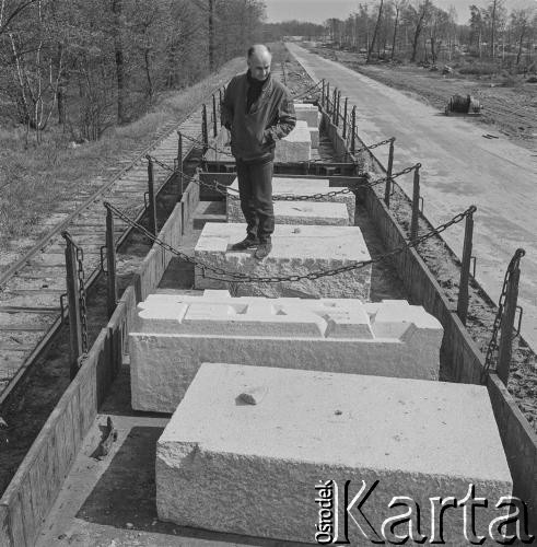 1965, Polska.
Elementy Pomnika Obrońców Wybrzeża, który w 1966 roku stanął na Westerplatte. Stoi na nich Franciszek Duszeńko, jeden z autorów projektu.
Fot. Irena Jarosińska, zbiory Ośrodka KARTA