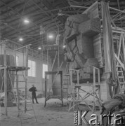 1965, Polska.
Praca nad Pomnikiem Obrońców Wybrzeża, który w 1966 roku stanął na Westerplatte. Przy rusztowaniu stoi Franciszek Duszeńko, jeden z autorów projektu.
Fot. Irena Jarosińska, zbiory Ośrodka KARTA