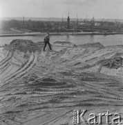 1965, Polska.
Kopiec usypany pod Pomnik Obrońców Wybrzeża, który w 1966 roku stanął na Westerplatte. Chodzi po nim Franciszek Duszeńko, jeden z autorów projektu Pomnika.
Fot. Irena Jarosińska, zbiory Ośrodka KARTA