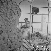 1965, Polska.
Praca nad Pomnikiem Obrońców Wybrzeża, który w 1966 roku stanął na Westerplatte.
Fot. Irena Jarosińska, zbiory Ośrodka KARTA