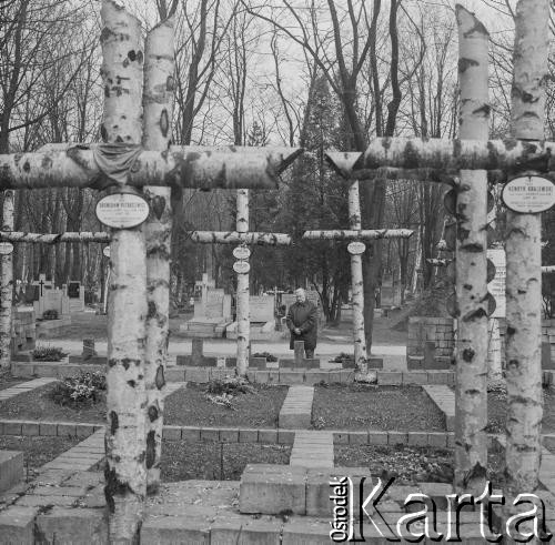 1971, Warszawa, Polska.
Mjr dr Cyprian Sadowski - lekarz, szef służby sanitarnej Kedywu (Kierownictwa Dywersji Komendy Głównej Armii Krajowej)- przy kwaterze powstańczej na Powązkach Wojskowych.
Fot. Irena Jarosińska, zbiory Ośrodka KARTA