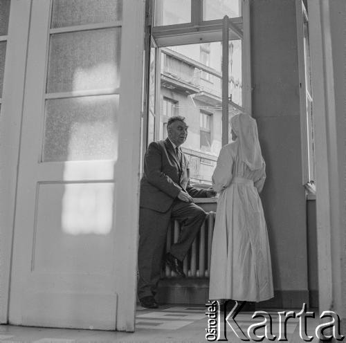 1971, Warszawa, Polska.
Mjr dr Cyprian Sadowski - lekarz, szef służby sanitarnej Kedywu (Kierownictwa Dywersji Komendy Głównej Armii Krajowej). Na zdjęciu z pielęgniarką.
Fot. Irena Jarosińska, zbiory Ośrodka KARTA