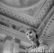 1969, Warszawa, Polska.
Aktorka Maria Ciesielska w Łazienkach Królewskich.
Fot. Irena Jarosińska, zbiory Ośrodka KARTA