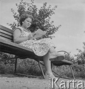 1959, Warszawa, Polska.
Kobieta na ławce.
Fot. Irena Jarosińska, zbiory Ośrodka KARTA