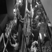 1959, Warszawa, Polska.
Aktorzy z lalkami w Teatrze Lalka.
Fot. Irena Jarosińska, zbiory Ośrodka KARTA