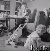 1962, Olsztyn, Polska.
Malarz Andrzej Samulowski z córką.
Fot. Irena Jarosińska, zbiory Ośrodka KARTA