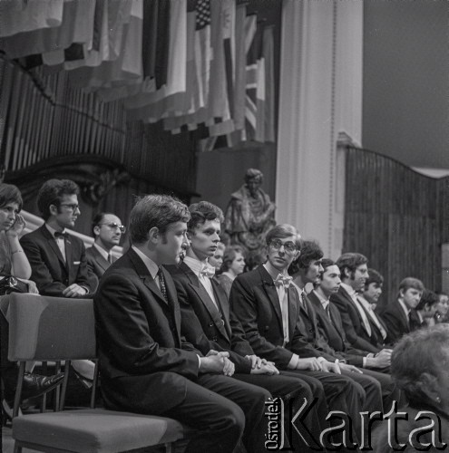 7–25.10.1970, Warszawa, Polska. 
VIII Międzynarodowy Konkurs Pianistyczny im. Fryderyka Chopina. Finaliści konkursu, m.in.: Marek Drewnowski (1. z lewej),  Janusz Olejniczak (2. z lewej), Piotr Paleczny (3. z lewej), Garrick Ohlsson (6. z lewej), Eugen Indjic (7. z lewej).
Fot. Irena Jarosińska, zbiory Ośrodka KARTA