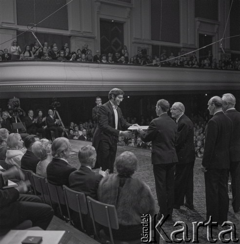 7–25.10.1970, Warszawa, Polska. 
VIII Międzynarodowy Konkurs Pianistyczny im. Fryderyka Chopina. Na scenie zwycięzca Garrick Ohlsson - pianista ze Stanów Zjednoczonych.
Fot. Irena Jarosińska, zbiory Ośrodka KARTA