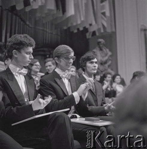 7–25.10.1970, Warszawa, Polska. 
VIII Międzynarodowy Konkurs Pianistyczny im. Fryderyka Chopina. Finaliści konkursu, m.in.:  Janusz Olejniczak (1. z lewej), Piotr Paleczny (2. z lewej).
Fot. Irena Jarosińska, zbiory Ośrodka KARTA