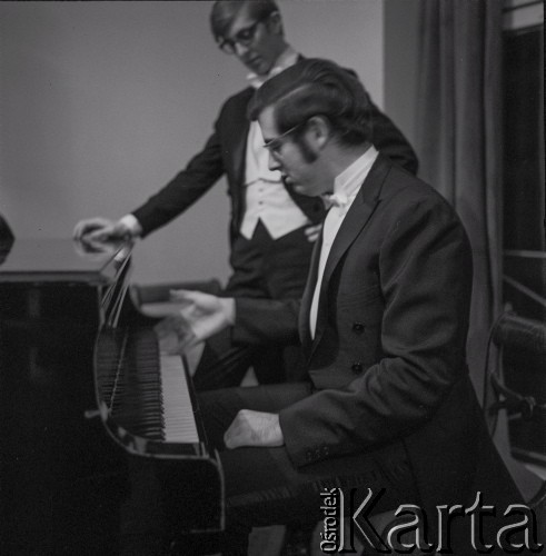 7–25.10.1970, Warszawa, Polska. 
VIII Międzynarodowy Konkurs Pianistyczny im. Fryderyka Chopina. Przy fortepianie zwycięzca Garrick Ohlsson - pianista ze Stanów Zjednoczonych i laureat III nagrody Piotr Paleczny.
Fot. Irena Jarosińska, zbiory Ośrodka KARTA