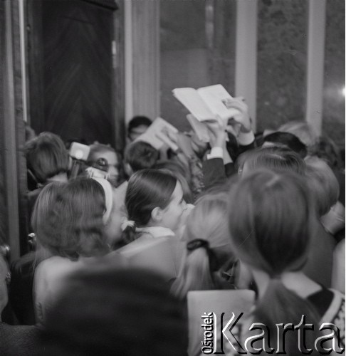 7–25.10.1970, Warszawa, Polska. 
VIII Międzynarodowy Konkurs Pianistyczny im. Fryderyka Chopina. Publiczność zbiera autografy od laureatów.
Fot. Irena Jarosińska, zbiory Ośrodka KARTA