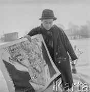 1973, Katowice, Polska.
Grafik Stefan Suberlak ze swoją pracą.
Fot. Irena Jarosińska, zbiory Ośrodka KARTA