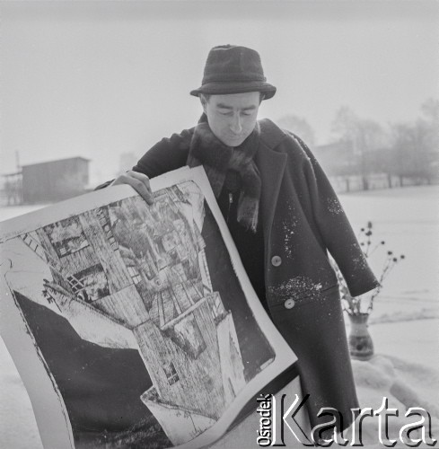 1973, Katowice, Polska.
Grafik Stefan Suberlak ze swoją pracą.
Fot. Irena Jarosińska, zbiory Ośrodka KARTA