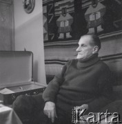 1976, Poznań, Polska.
Pisarz Arkady Fiedler w swoim mieszkaniu.
Fot. Irena Jarosińska, zbiory Ośrodka KARTA