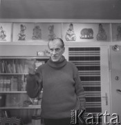 1976, Poznań, Polska.
Pisarz Arkady Fiedler w swoim mieszkaniu.
Fot. Irena Jarosińska, zbiory Ośrodka KARTA