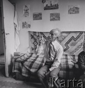 1976, Konstancin koło Warszawy, Polska.
Prozaik, malarz, grafik Leopold Buczkowski w swoim domu.
Fot. Irena Jarosińska, zbiory Ośrodka KARTA