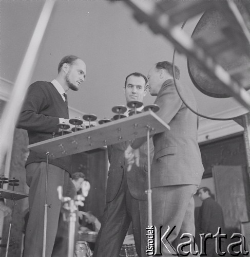 1965, Warszawa, Polska.
Międzynarodowy Festiwal Muzyki Współczesnej „Warszawska Jesień”. Kompozytorzy Luigi Nono (w środku) i Witold Lutosławski (z prawej) i Arvo Pärt (z lewej) w Filharmonii Narodowej.
Fot. Irena Jarosińska, zbiory Ośrodka KARTA