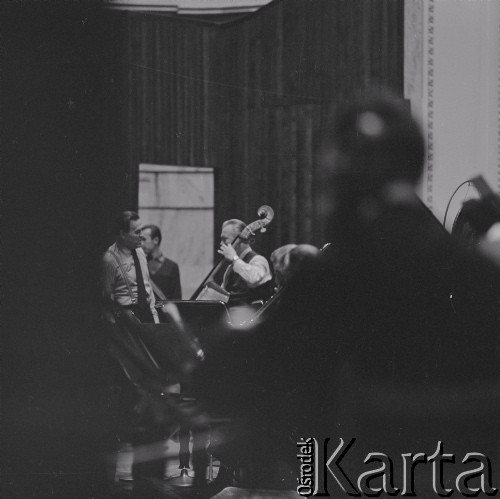 1965, Warszawa, Polska.
Międzynarodowy Festiwal Muzyki Współczesnej „Warszawska Jesień”. Muzycy w Filharmonii Narodowej.
Fot. Irena Jarosińska, zbiory Ośrodka KARTA