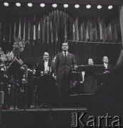 1965, Warszawa, Polska.
Międzynarodowy Festiwal Muzyki Współczesnej „Warszawska Jesień”. Włoski kompozytor Luigi Nono (w środku) i dyrygent Andrzej Markowski (z lewej) w Filharmonii Narodowej.
Fot. Irena Jarosińska, zbiory Ośrodka KARTA