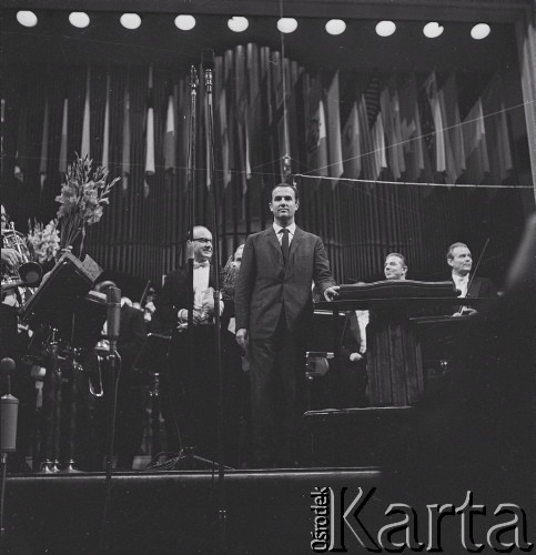 1965, Warszawa, Polska.
Międzynarodowy Festiwal Muzyki Współczesnej „Warszawska Jesień”. Włoski kompozytor Luigi Nono (w środku) i dyrygent Andrzej Markowski (z lewej) w Filharmonii Narodowej.
Fot. Irena Jarosińska, zbiory Ośrodka KARTA