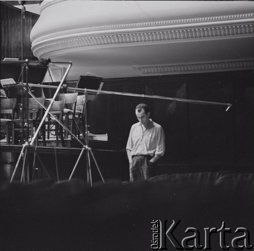 1965, Warszawa, Polska.
Międzynarodowy Festiwal Muzyki Współczesnej „Warszawska Jesień”. Włoski kompozytor Luigi Nono w Filharmonii Narodowej.
Fot. Irena Jarosińska, zbiory Ośrodka KARTA