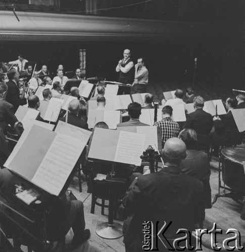 1965, Warszawa, Polska.
Międzynarodowy Festiwal Muzyki Współczesnej „Warszawska Jesień”. Włoski kompozytor Luigi Nono (siedzi przed orkiestrą) z dyrygentem Andrzejem Markowskim (obok Nono) w Filharmonii Narodowej.
Fot. Irena Jarosińska, zbiory Ośrodka KARTA