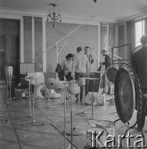 1965, Warszawa, Polska.
Międzynarodowy Festiwal Muzyki Współczesnej „Warszawska Jesień”. Włoski kompozytor Luigi Nono (w głębi, zwrócony do obiektywu) w Filharmonii Narodowej.
Fot. Irena Jarosińska, zbiory Ośrodka KARTA