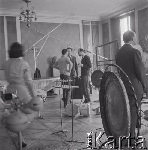 1965, Warszawa, Polska.
Międzynarodowy Festiwal Muzyki Współczesnej „Warszawska Jesień”. Włoski kompozytor Luigi Nono (w głębi, w środku) w Filharmonii Narodowej.
Fot. Irena Jarosińska, zbiory Ośrodka KARTA