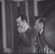 1965, Warszawa, Polska.
Międzynarodowy Festiwal Muzyki Współczesnej „Warszawska Jesień”. Kompozytorzy Luigi Nono (z lewej) i Witold Lutosławski w Filharmonii Narodowej.
Fot. Irena Jarosińska, zbiory Ośrodka KARTA