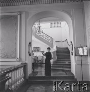1978., Warszawa, Polska.
Flecistka Elżbieta Gajewska-Gadzina w Pałacu Ostrogskich.
Fot. Irena Jarosińska, zbiory Ośrodka KARTA