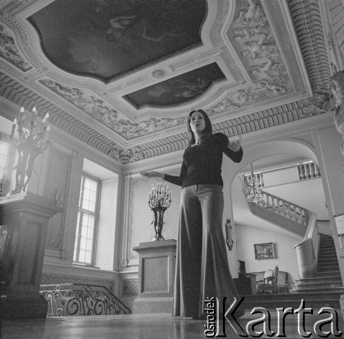 1976., Warszawa, Polska.
Śpiewaczka Urszula Koszut-Okruta w Pałacu Ostrogskich.
Fot. Irena Jarosińska, zbiory Ośrodka KARTA