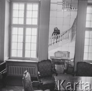 1976., Warszawa, Polska.
Śpiewaczka Urszula Koszut-Okruta w Pałacu Ostrogskich.
Fot. Irena Jarosińska, zbiory Ośrodka KARTA