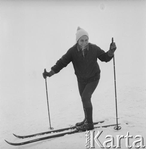 Lata 70., Poronin, Polska.
Biegaczka narciarska, jedna z sióstr Majerczyk.
Fot. Irena Jarosińska, zbiory Ośrodka KARTA