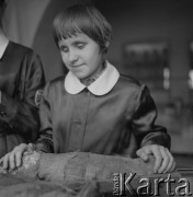 Lata 70., Kraków, Polska.
Niewidome dzieci w Muzeum Etonograficznym.
Fot. Irena Jarosińska, zbiory Ośrodka KARTA