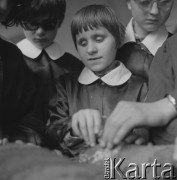 Lata 70., Kraków, Polska.
Niewidome dzieci w Muzeum Etonograficznym.
Fot. Irena Jarosińska, zbiory Ośrodka KARTA
