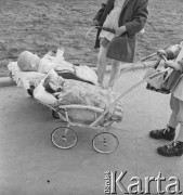 Lata 50.-60., Warszawa, Polska.
Dziewczynki z lalkami.
Fot. Irena Jarosińska, zbiory Ośrodka KARTA