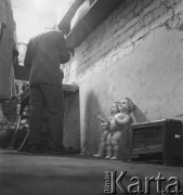Lata 50.-60., Warszawa, Polska.
Klinika lalek.
Fot. Irena Jarosińska, zbiory Ośrodka KARTA
