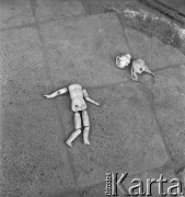 Lata 50.-60., Warszawa, Polska.
Zapsuta lalka na chodniku.
Fot. Irena Jarosińska, zbiory Ośrodka KARTA