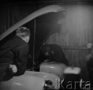 Lata 60.-70., Bydgoszcz, Polska.
Warsztat samochodowy.
Fot. Irena Jarosińska, zbiory Ośrodka KARTA