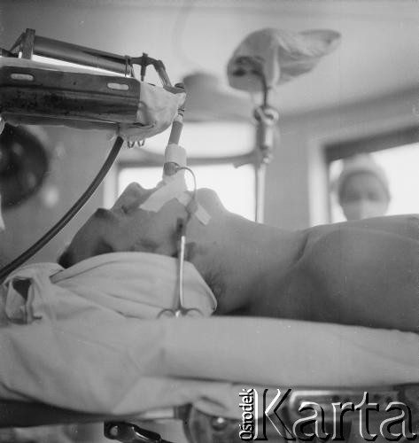 1957, Zakopane, Polska.
Resekcja tkanki płucnej u pacjenta chorego na gruźlicę.
Fot. Irena Jarosińska, zbiory Ośrodka KARTA