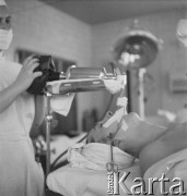 1957, Zakopane, Polska.
Resekcja tkanki płucnej u pacjenta chorego na gruźlicę.
Fot. Irena Jarosińska, zbiory Ośrodka KARTA