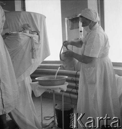 1957, Zakopane, Polska.
Sala operacyjna podczas resekcji tkanki płucnej u pacjenta chorego na gruźlicę.
Fot. Irena Jarosińska, zbiory Ośrodka KARTA