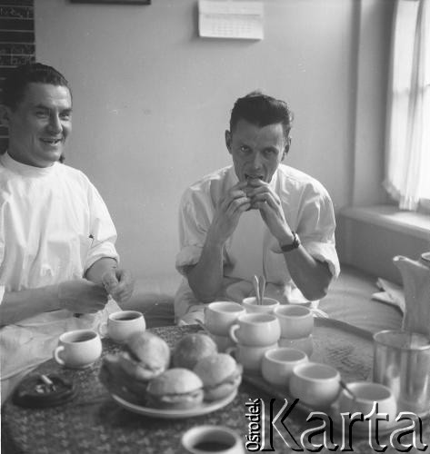1957, Zakopane, Polska.
Lekarze w czasie posiłku.
Fot. Irena Jarosińska, zbiory Ośrodka KARTA