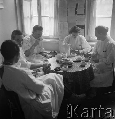 1957, Zakopane, Polska.
Lekarze w czasie posiłku.
Fot. Irena Jarosińska, zbiory Ośrodka KARTA