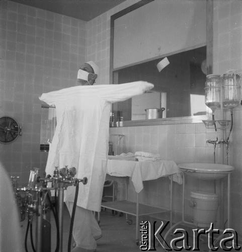 1957, Zakopane, Polska.
Lekarz przed resekcją tkanki płucnej u pacjenta chorego na gruźlicę.
Fot. Irena Jarosińska, zbiory Ośrodka KARTA