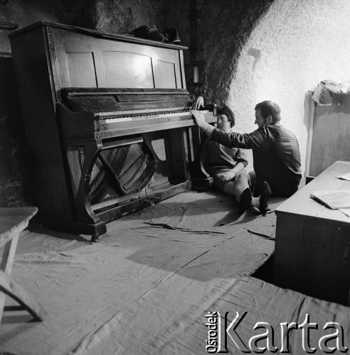 Lata 60., Kraków, Polska. 
Kompozytor Zygmunt Konieczny i nieznana kobieta. 
Fot. Irena Jarosińska, zbiory Ośrodka KARTA