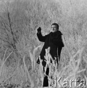 Zima 1973, Warszawa, Polska.
Reżyser Walerian Borowczyk nad Wisłą.
Fot. Irena Jarosińska, zbiory Ośrodka KARTA