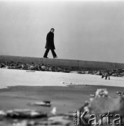 Zima 1973, Warszawa, Polska.
Reżyser Walerian Borowczyk nad Wisłą.
Fot. Irena Jarosińska, zbiory Ośrodka KARTA