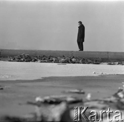 Zima 1973, Warszawa, Polska.
Reżyser Walerian Borowczyk nad Wisłą.
Fot. Irena Jarosińska, zbiory Ośrodka KARTA