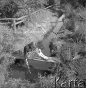 1957, Tatry, Polska.
Dziewczyna nad strumieniem.
Fot. Irena Jarosińska, zbiory Ośrodka KARTA